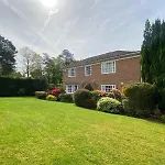 Spacious 4 Bedroom House With Garden And Parking