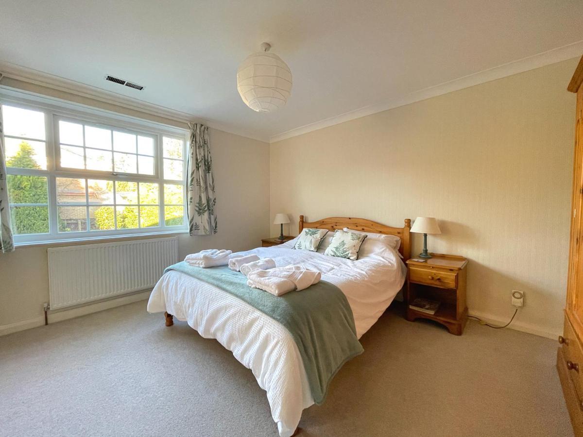 Spacious 4 Bedroom House With Garden And Parking