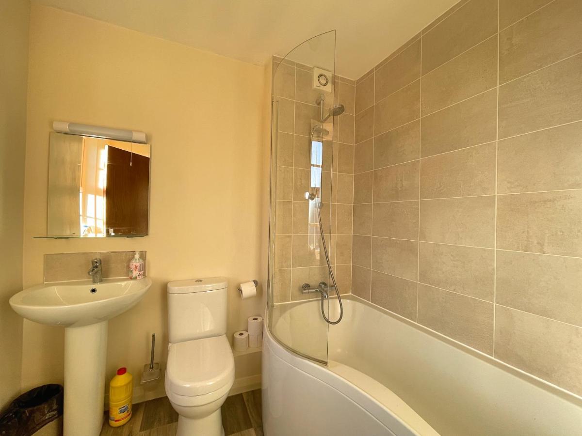 Spacious 4 Bedroom House With Garden And Parking Sheffield