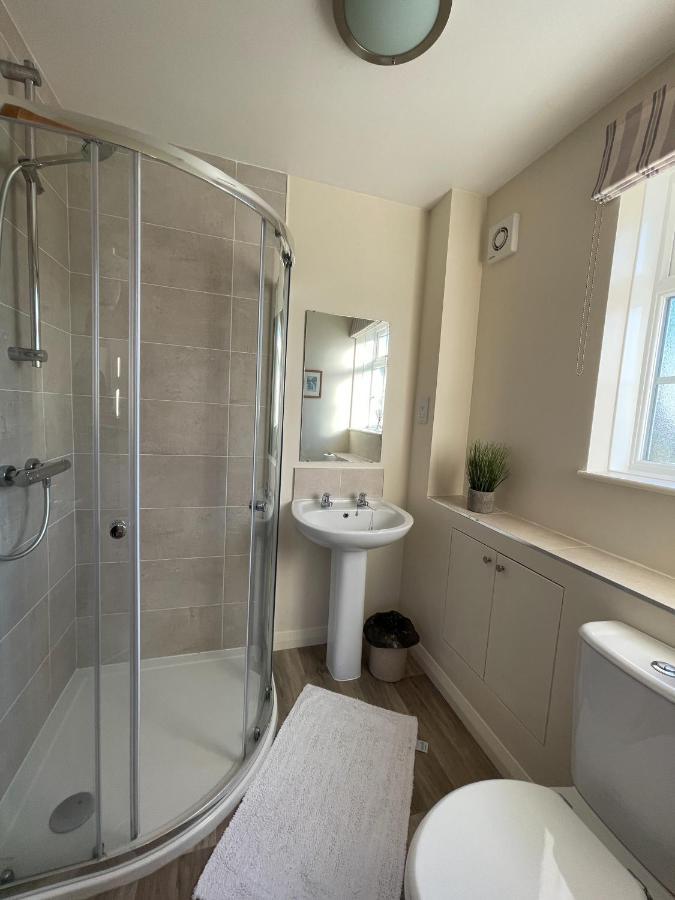 Spacious 4 Bedroom House With Garden And Parking Sheffield